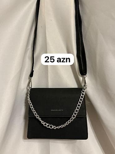 qadin ayaqabilari: Qara çiyin çantası – minimal dizayn, gümüşü zəncir detallı — 1
