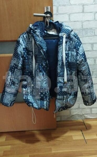 - Rəng: tünd göy üzərində açıq naxışlı (patchwork/bandana tərzi print)