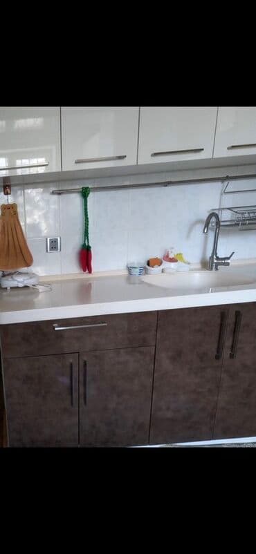 Mətbəx mebeli dəsti - Üst şkaflar: ağ, parlaq səthli, uzun metal