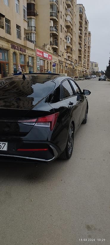 Мототранспорт: Hyundai Elantra – qara rəng, sedan, modern və aqressiv dizayn — 4
