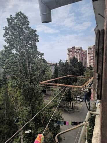 kirayə neftcilər: Salam. Ev 1 otagin 2ye bölünmesidir. Real aliciya cuzi endirim olacag — 12