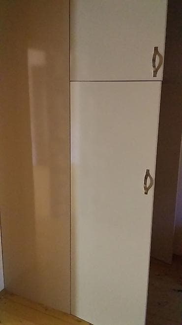 Çarpayılar: İşlənmiş, Açılan, 4 qapılı Düz dolab, Qarderob, paltar dolabı, Rusiya — 3