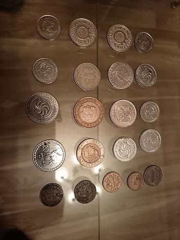 Əlimdə müxtəlif ölkələrin dövriyyə pullarından və maraqlı oyun