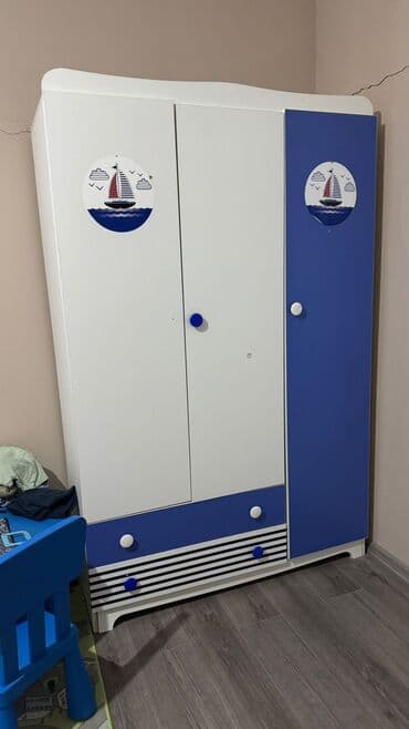 Oğlan və qız üçün, 3 qapılı, Açılan, Düz dolab