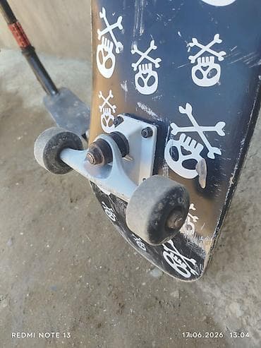 Skateboard – Qara lövhə üzərində ağ kəllə-sümüklü dizayn - Board lalafo.az -da Skateboard – Qara lövhə üzərində ağ kəllə-sümüklü dizayn - Board