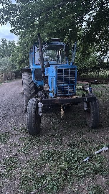 Mavi rəngli traktor, kənd təsərrüfatı və ya tikinti işləri üçün