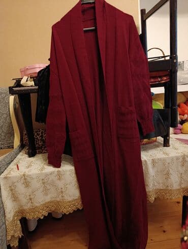 Bordo rəngdə uzun kardiqan/xalat - Model: uzun, açıq önlü, kəmersiz -