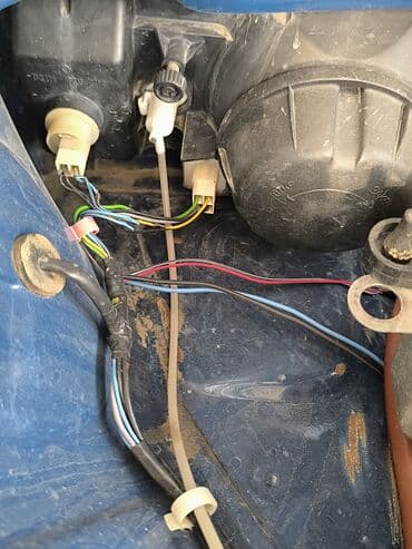 traktor yer qazan: VAZ 2107, mavi rəngli sedan Xüsusiyyətlər: - Kuzov: sedan, klassik — 3