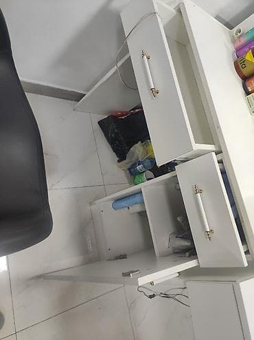 Salon, tibbi mebel dəsti: Gözəllik salonu üçün iki bölməli vizaj/saç ustası masası və LED işıqlı — 2