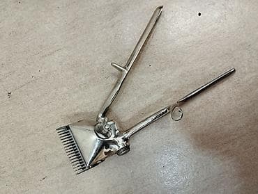 Əl ilə idarə olunan saç kəsimi üçün nəzərdə tutulmuş metal maşın