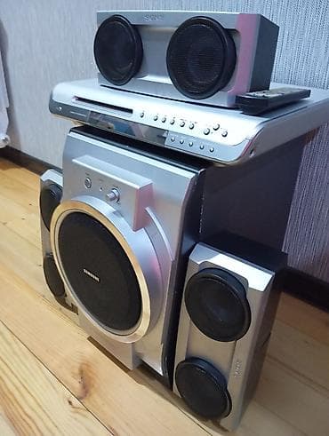 Ev kinoteatrı komplekti – qarışıq markalar Üst blok: Sony DVD receiver
