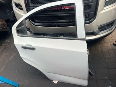 şüşələr: Ağ rəngdə avtomobil qapısı. Bu qapı, avtomobilin xarici görünüşünü — 3