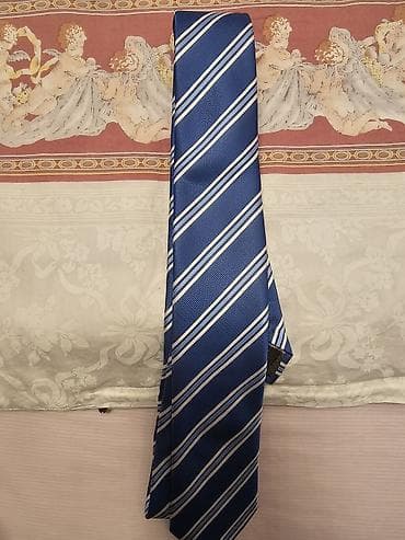 Zolaqlı mavi qalstuk - Klassik dizayn: tünd mavi fon üzərində ağ və