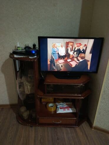 тумбочка под телевизор: İşlənmiş, Künc Tv altlığı, Polkalı, Şüşəli — 1