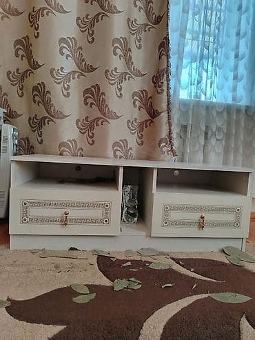 Düz TV altlığı, Polkalı, Laminat