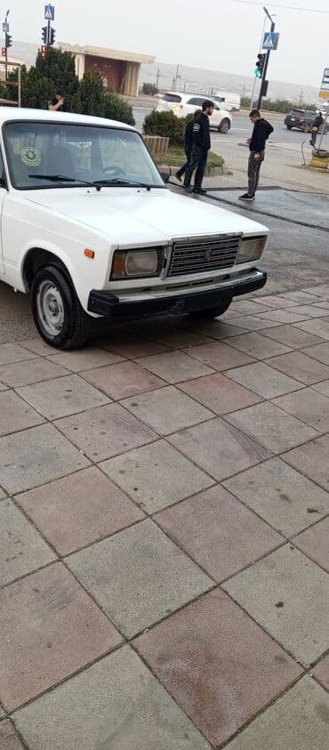 LADA 2107, ağ rəngli sedan Xüsusiyyətlər: - Kuzov: 4 qapılı sedan, ağ