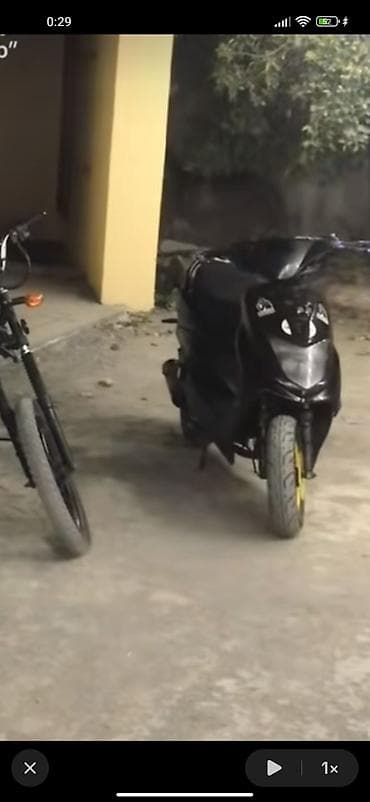 pres aparati satilir: Qara rəngli şəhər skuteri Xüsusiyyətlər: - Korpus: tam qara, aqressiv — 2