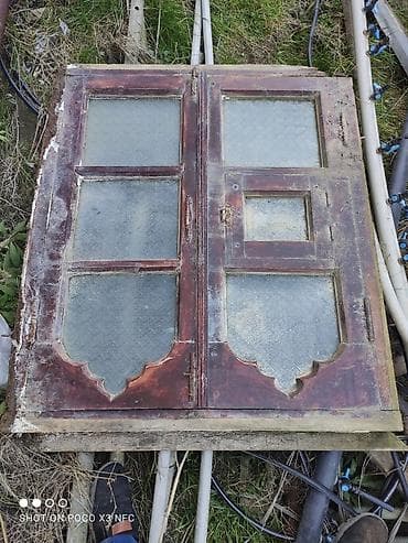 qara gerb sekilleri: Köhnə üslubda taxta pəncərə çərçivəsi - İkiqat açılan taxta pəncərə - — 1