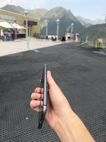 dana baki: IPhone 8 Plus, Qara, Simsiz şarj — 4