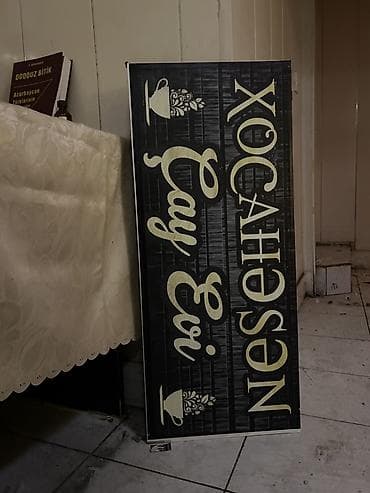 Reklam lövhəsi: “Xoş Gəldiniz – Çay Evi – Nəşəlan” məzmunlu