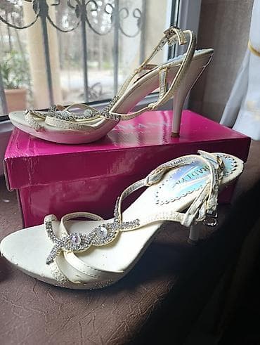 Zərif qadın sandaleti – krem rəngdə, açıq burunlu, nazik qayışlı