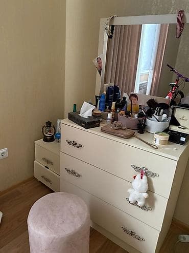 Ağ krem rəngində makiyaj masası dəsti - Geniş güzgülü masanın üstündə