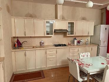 Mətbəx mebeli satılır 600₼. Ölçü 5m. Üzəri tökmə mərmərdir. Üzərində — 1