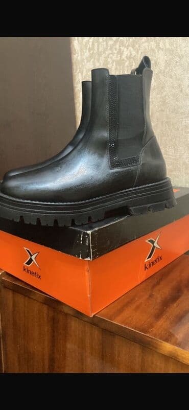 çəkməcə: 1 dəfə geyinilib 40 rqzmerdi 55 man 90 almışam flodan İndidə var floda — 1