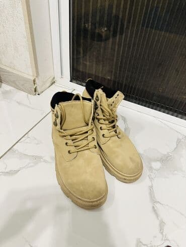 nabuk sapaskiler: Açıq bej rəngli uniseks botlar. Suya davamlı PVC materialdan — 1