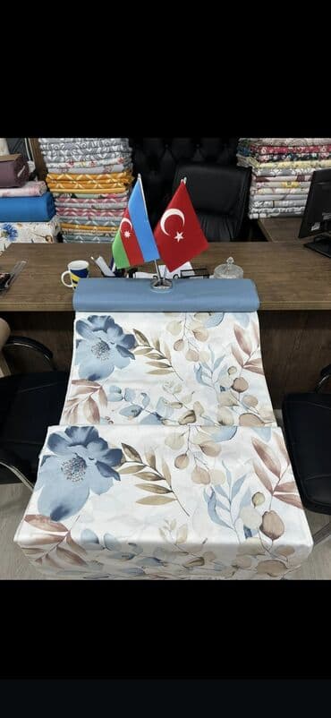Pledlər: Müxtəlif çiçək naxışları ilə bəzədilmiş dekorativ parça rulonları. Bu — 3