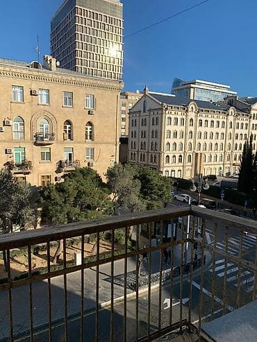 Гаражи: 28 may m yaxınlıgında Nizami küç. Azalın binasında 4/3, 2 otaglı — 9