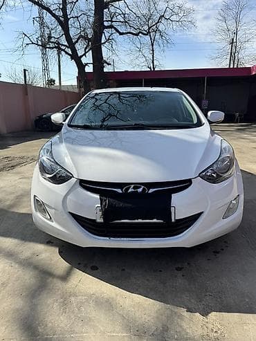 Hyundai Elantra sedan – ağ rəngdə, aerodinamik kuzov və LED ön/arka