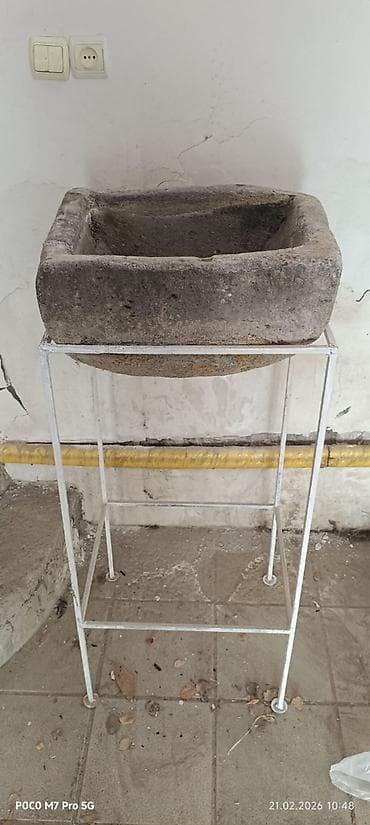Məhsul: Daş yuyunma qabı (daş lavaboya bənzər hovça) və metal dayaq