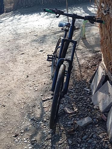 Şəhər/trek tipli velosiped - Rəng: tünd göy gövdə, qara komponentlər