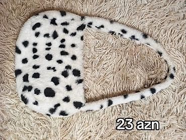 Bershka çiyin çantası – süni xəz material, dalmaçin naxışlı (ağ