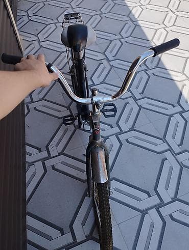Şəhər velosipedləri: Şəhər tipli velosiped - Rəng: qara-gümüş detal və qırmızı akssentlər — 1