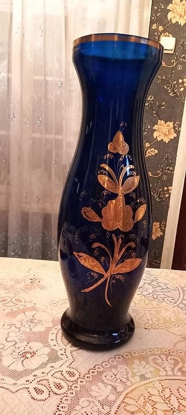 qapilar ev: Bir vaza, Bogem şüşəsi — 1