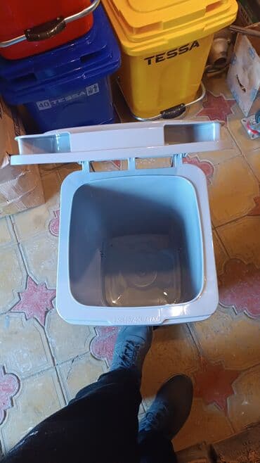 баки для мусора пластиковые: Zibil qabları . Plastik materialdan hazırlanır . ölçülər müxtəlifdir — 4