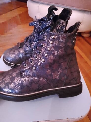 usaq botlari: İdeal veziyyetde deri bot satılır,qiz uşaqi uçun,28 razmerdi,kechen il — 2