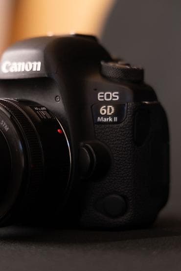 canon mark 2: Canon EOS 6D Mark II DSLR + Canon EF 50mm f/1.8 STM obyektiv Üzərində — 5