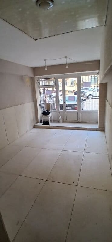 qeyri yaşayış obyektləri: Xirdalanda suret qatarina,avtobus dayanacagina yaxin at heykeli — 2