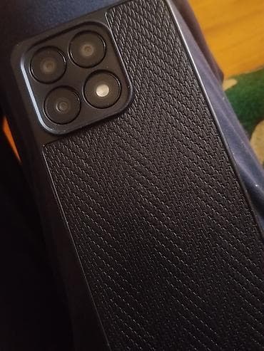 Smartfon – qara rəngdə, dörd modullu arxa kamera bloku və naxışlı