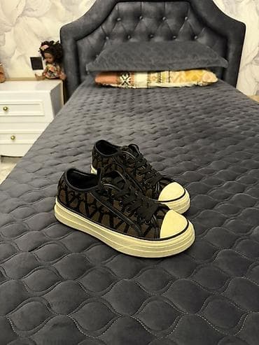 Qadın ayaqqabıları paketi 1) Krossovka: - Rəng: qara/qəhvəyi naxışlı