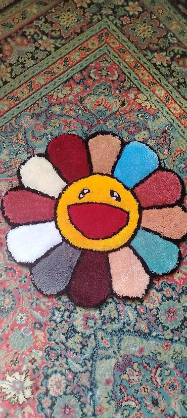 xalca uzerinde sekil: Rəngarəng “gül” formalı xalça/palata - Dizayn: Ortasında gülümsəyən — 1