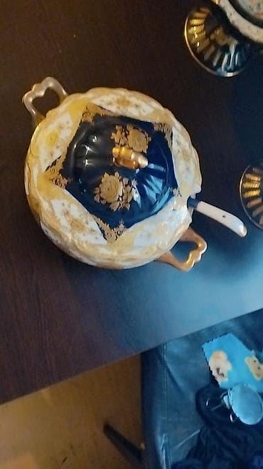 qab qacaq ecemi: Mavi-qızılı dekorlu porselen 3-luk dəst.2meyvə qabı 1 isti xörək qabı — 4