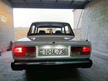 sükan lenti: VAZ 2107, ağ rəngli sedan Xüsusiyyətlər: - Kuzov: 4 qapılı sedan, ağ — 5
