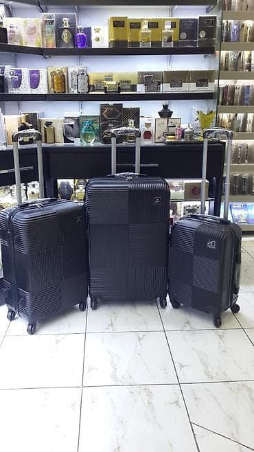 Çamadanlar: Səyahət çemodanları dəsti – 3 ölçü - Rəng: qara - Korpus: sərt və — 1