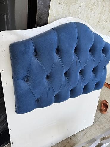 yastıq: Mavi məxməri kapitone başlıq – ağ taxta karkasla - Dizayn: Dalğalı — 1