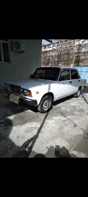 ваза напольная стеклянная высокая без узора: VAZ 2107, ağ rəng, sedan kuzov. Klassik dizaynlı arxaötürməli model — 4