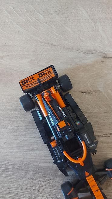 model 220333qag: LEGO tərzində yığma F1 bolidi modelidir. Narıncı-qara rəng sxemi və — 2